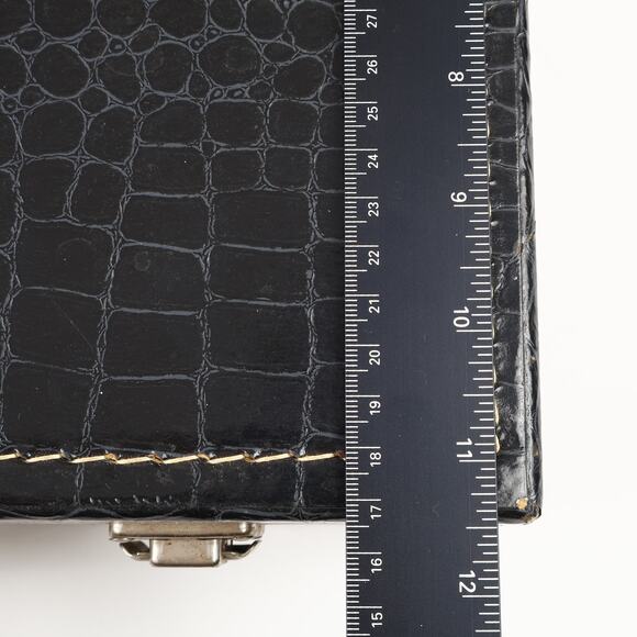 Vtg Faux Alligator Skin 8 Track Carry Case Holds 30 Cartridges Black Red - Picture 10 of 10